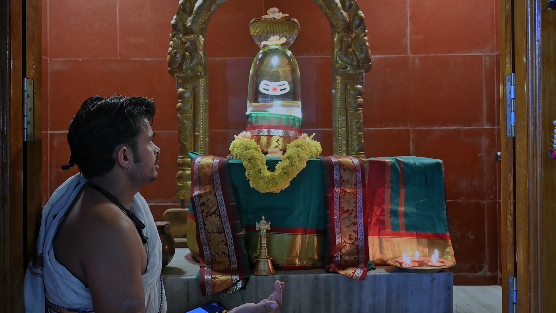 Office se mandir? Nahi. Phone se mandir. Dharmayana.